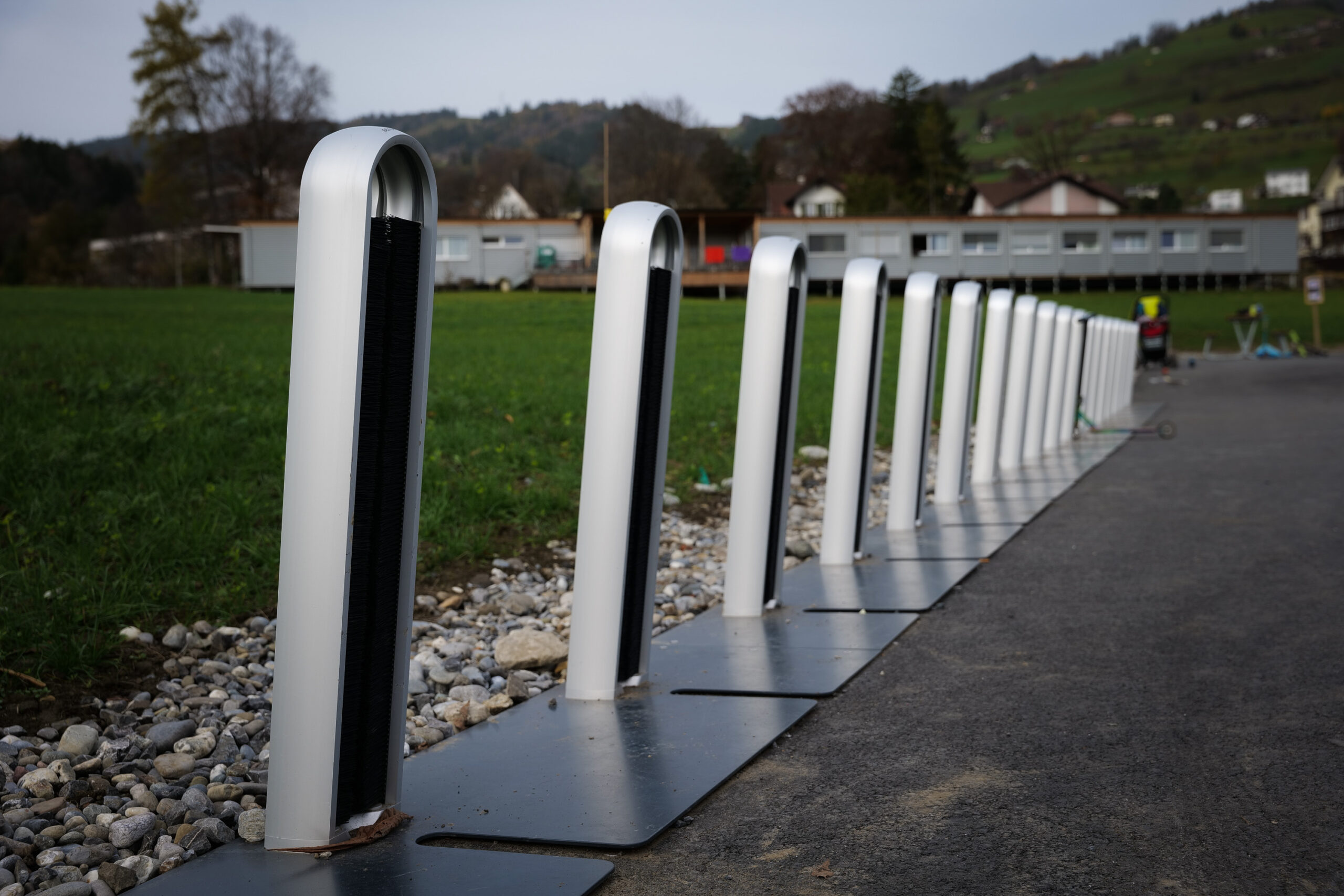 Stromport.slash mit Bodenplatte Duo Fahrradabstellanlage