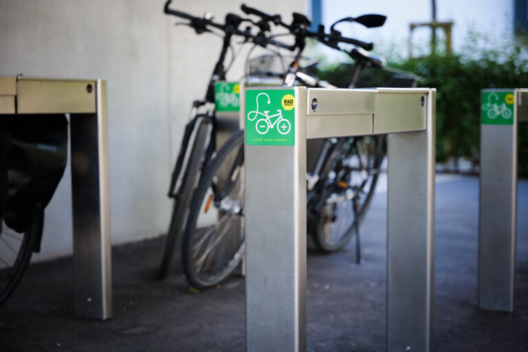 Fahrrad Anlehnbügel mit Ladefunktion stromport.b1