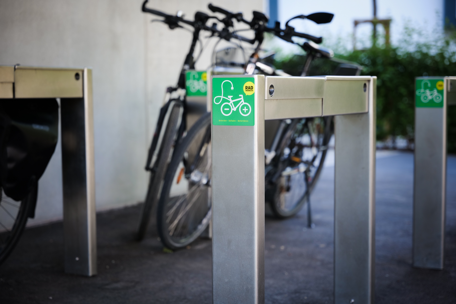Fahrrad Anlehnbügel mit Ladefunktion stromport.b1