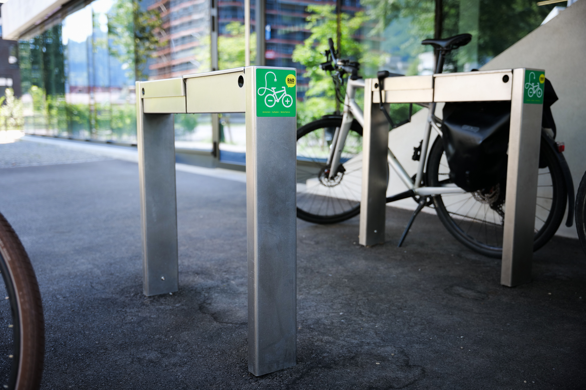 Fahrrad abstellen, absperren und laden mit eigenem Ladegerät