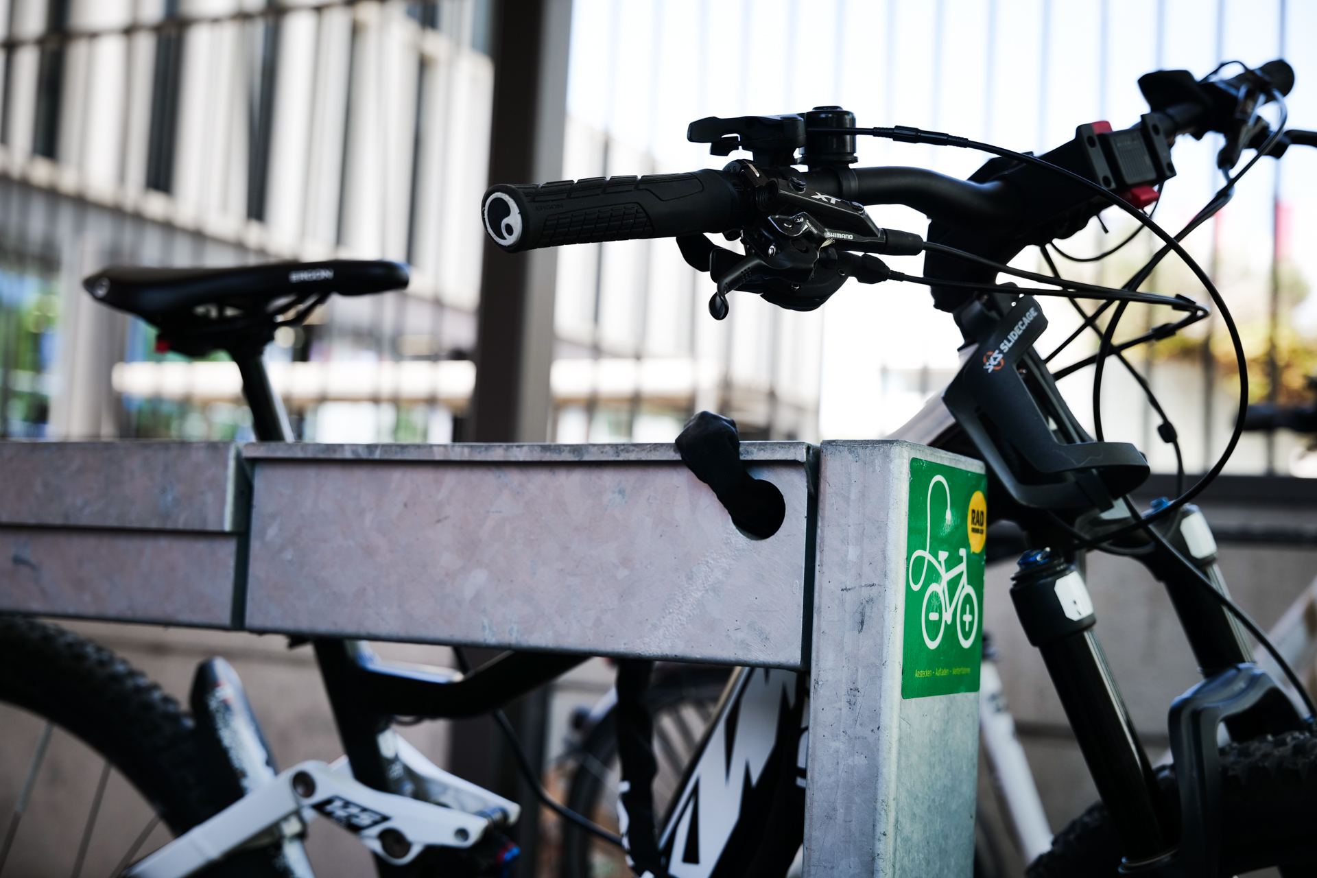 Fahrrad laden im öffentlichen Bereich mit stromport.b1