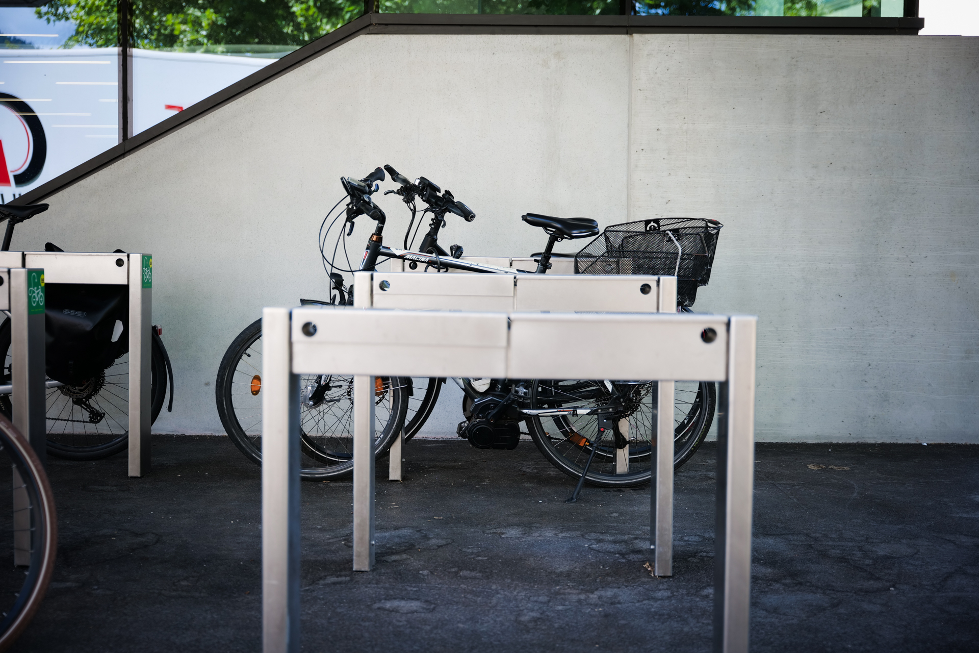 Fahrrad parken und laden bei der FH-Vorarlberg