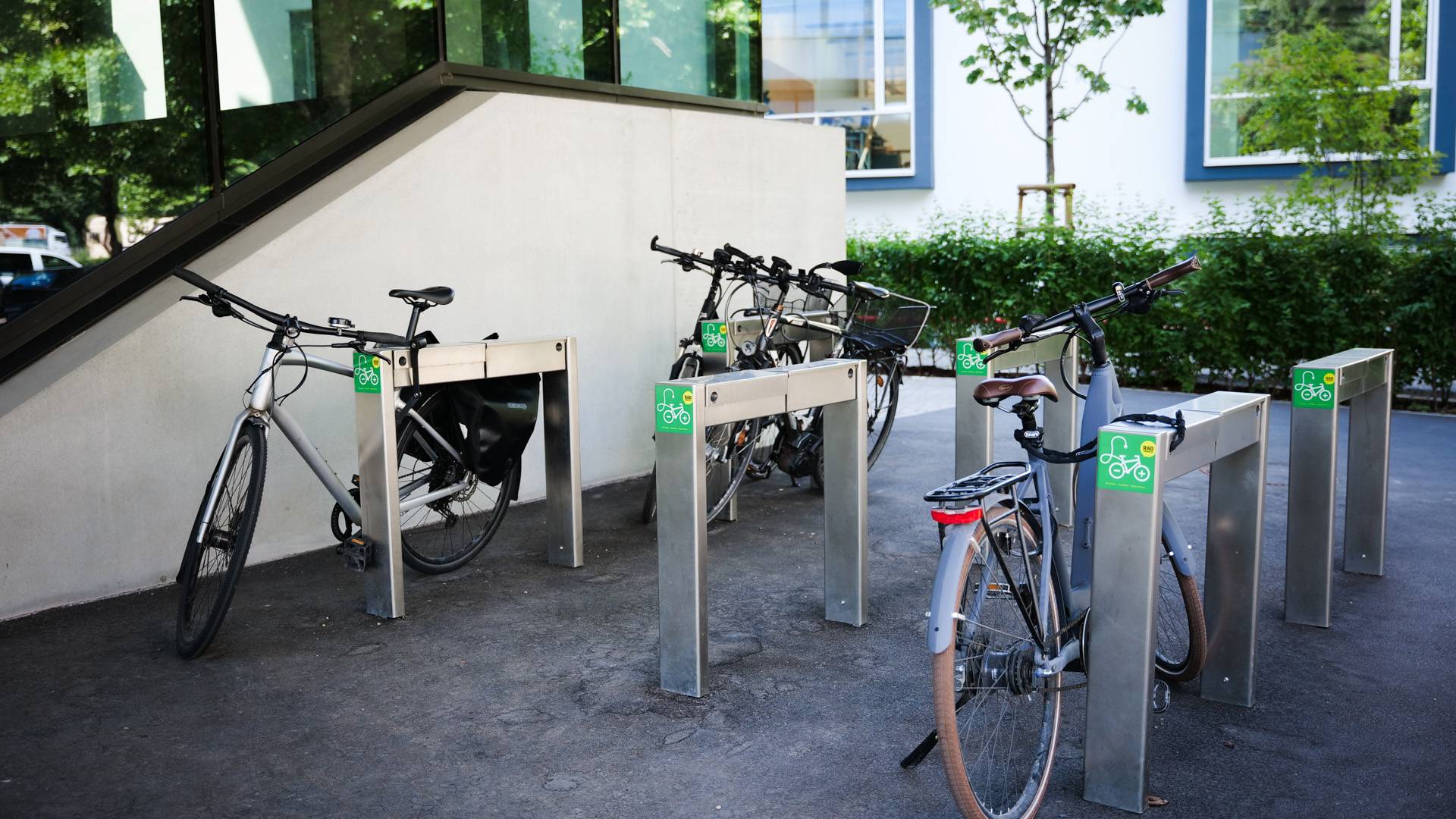 Fahrradabstellplatz stromport bei der Fachhochschule Vorarlberg
