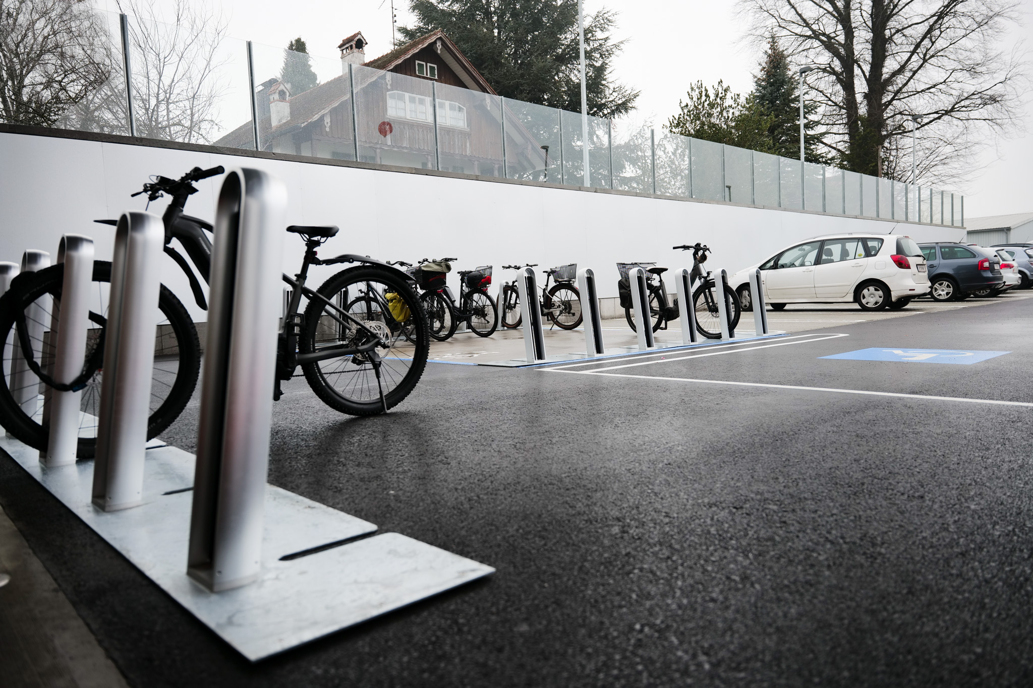 Flexible Fahrrad Abstelllösung beim Spar Höchst