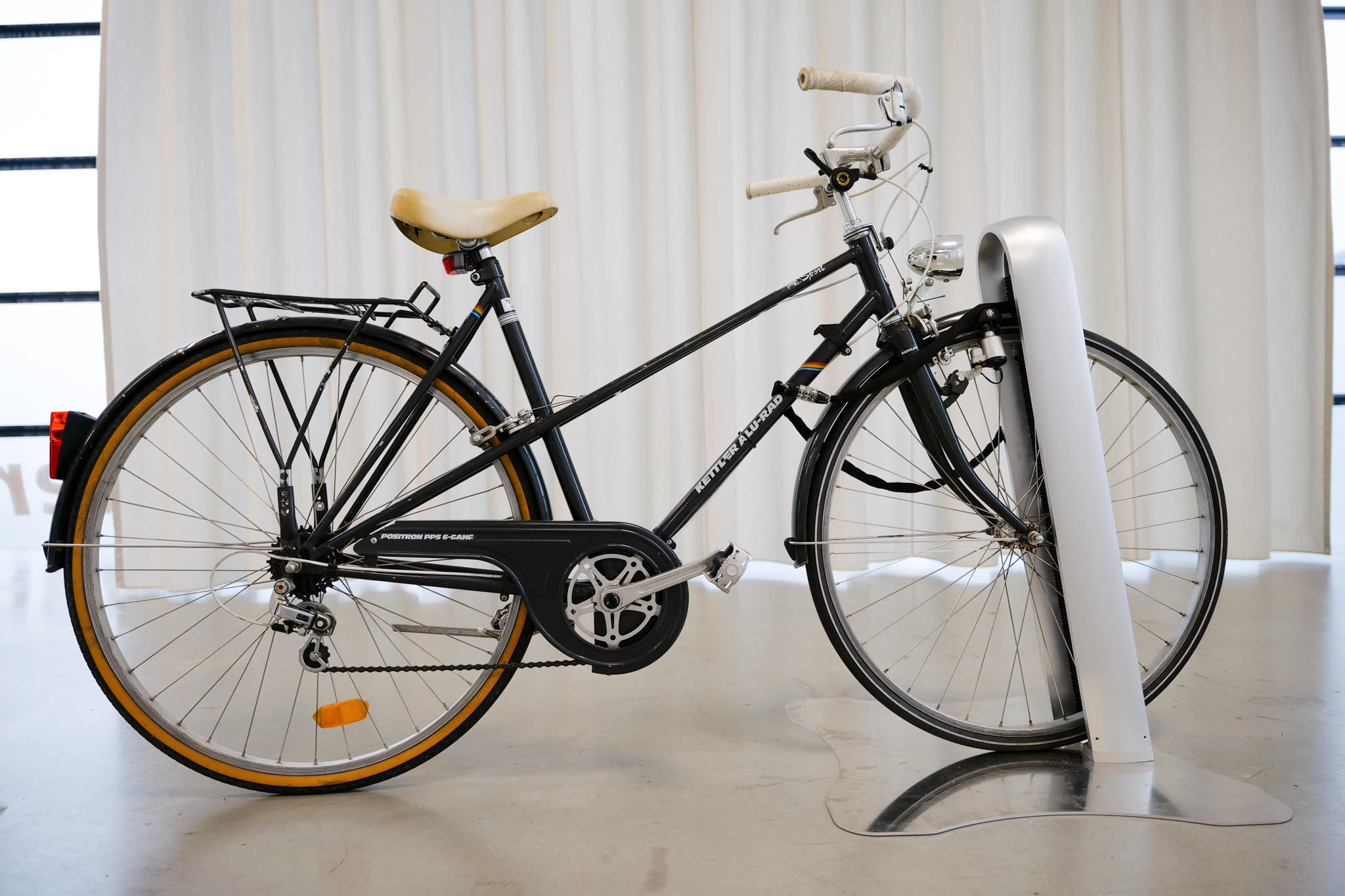 stromport slash. Fahrradständer. Montage auf Bodenplatte.