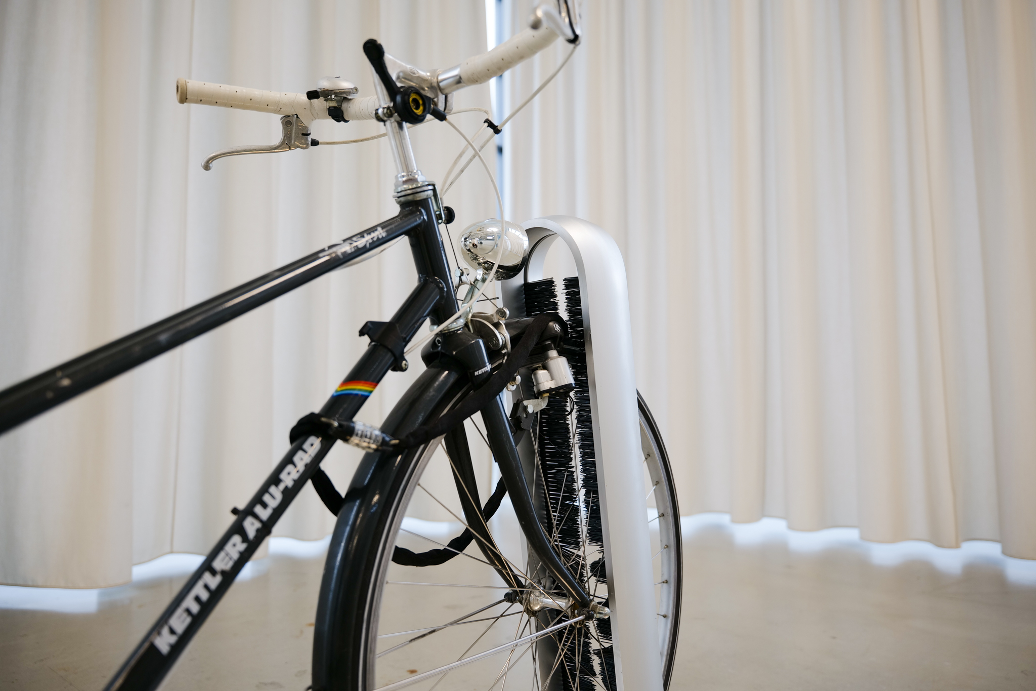 stromport slash. Fahrradständer. Montage auf Bodenplatte.