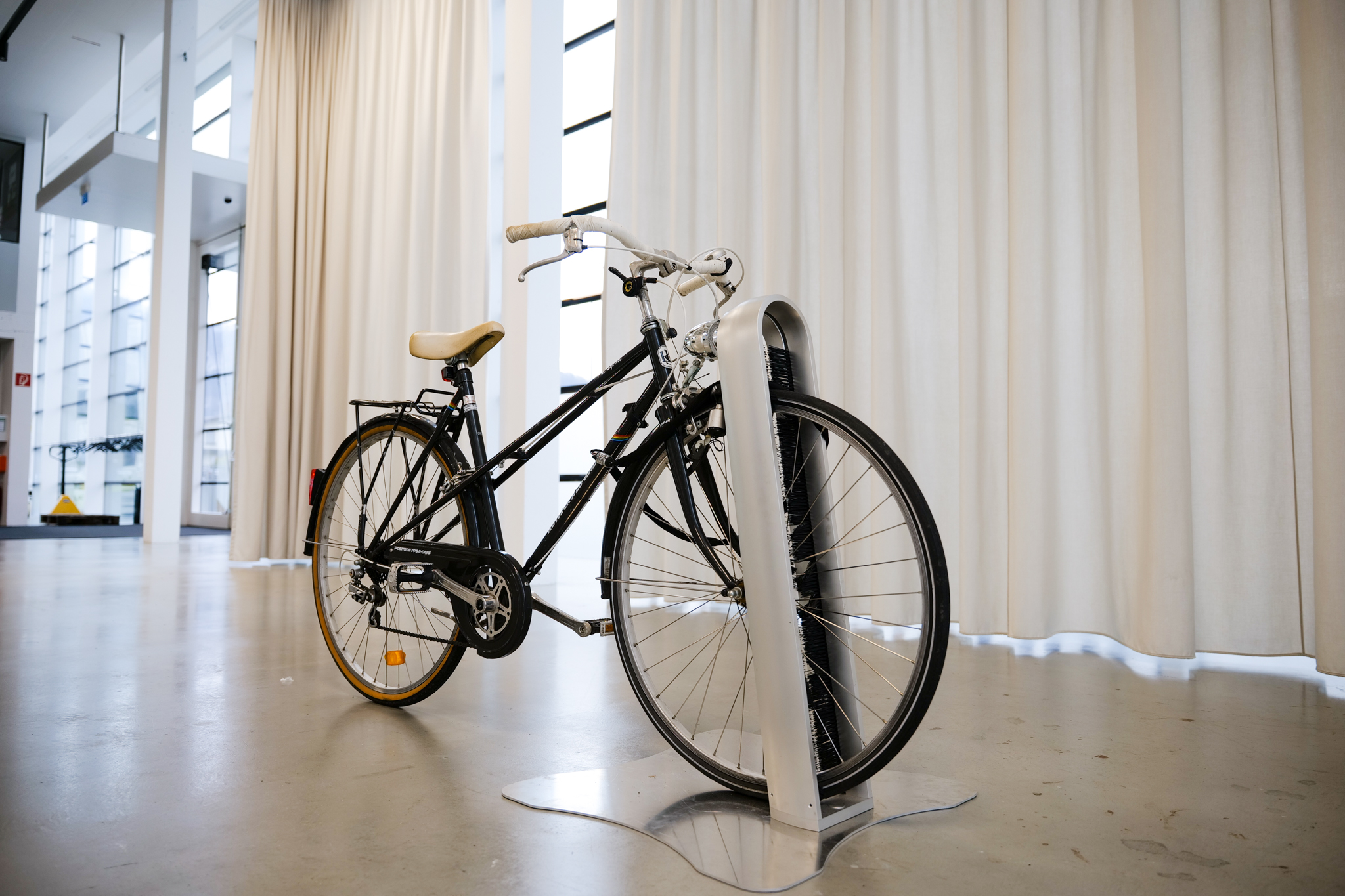 stromport slash. Fahrradständer. Montage auf Bodenplatte.