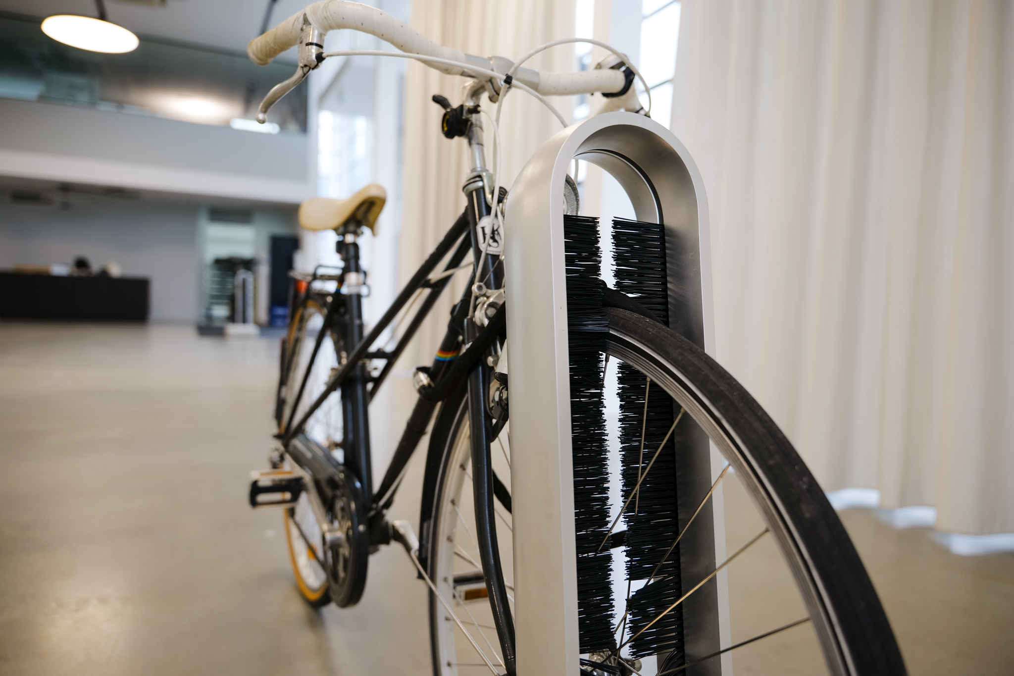 stromport slash. Fahrradständer. Montage auf Bodenplatte.