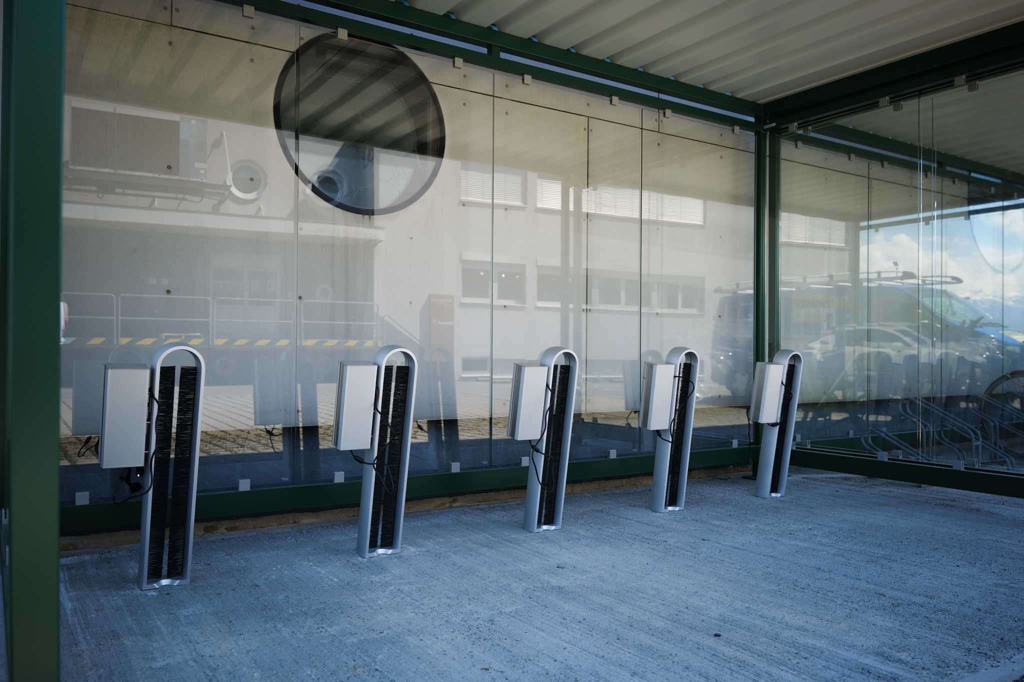 Referenz Hermann Tschabrun GmbH stromport.slash mit Ladebox