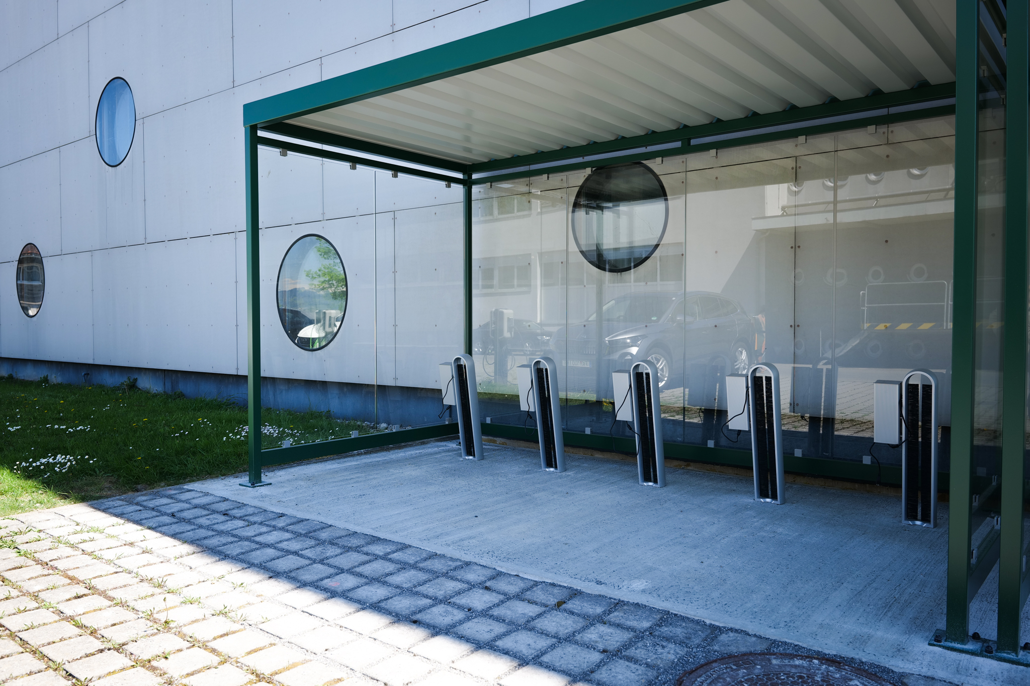 Referenz Hermann Tschabrun GmbH stromport.slash mit Ladebox