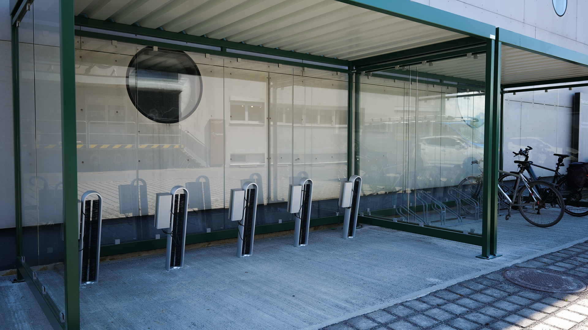 Referenz Hermann Tschabrun GmbH stromport.slash mit Ladebox