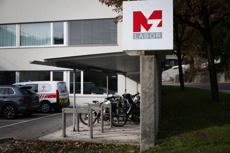 LKH Feldkirch stromport.b1 E-Bike Fahrradständer mit Ladefunktion