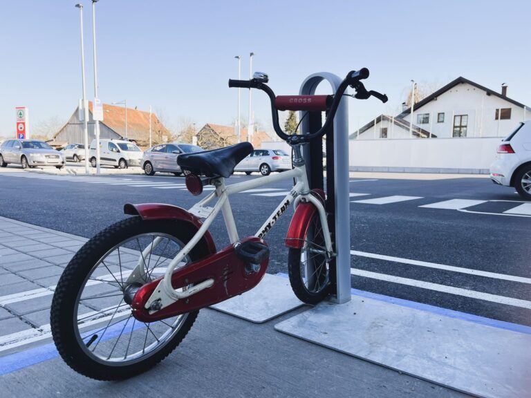 stromport.slash. Fahrradständer. Mit der neuen Plattenkonstruktion beim Spar Höchst. Kinderfahrrad.