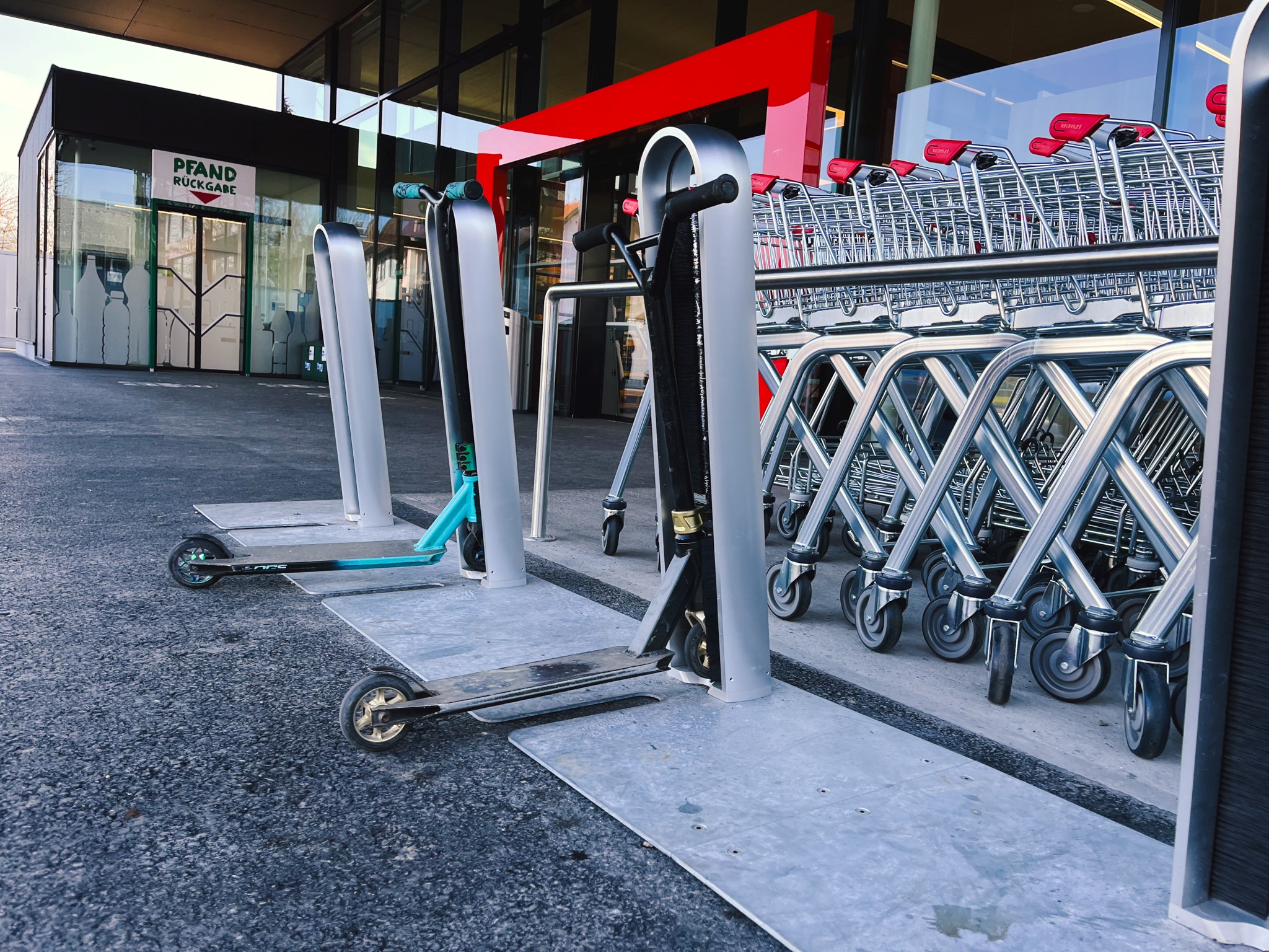 stromport.slash. Fahrradständer. Mit der neuen Plattenkonstruktion beim Spar Höchst. Scooter.