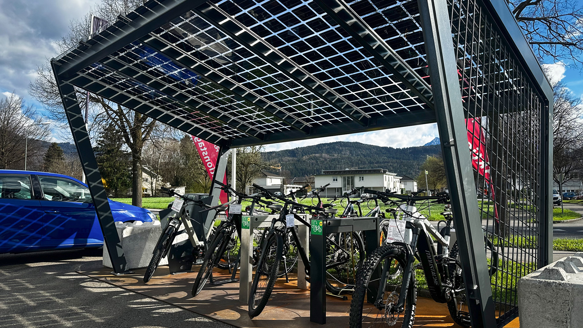stromport E-Bike laden mit PV-Zellen direkt auf Überdachung