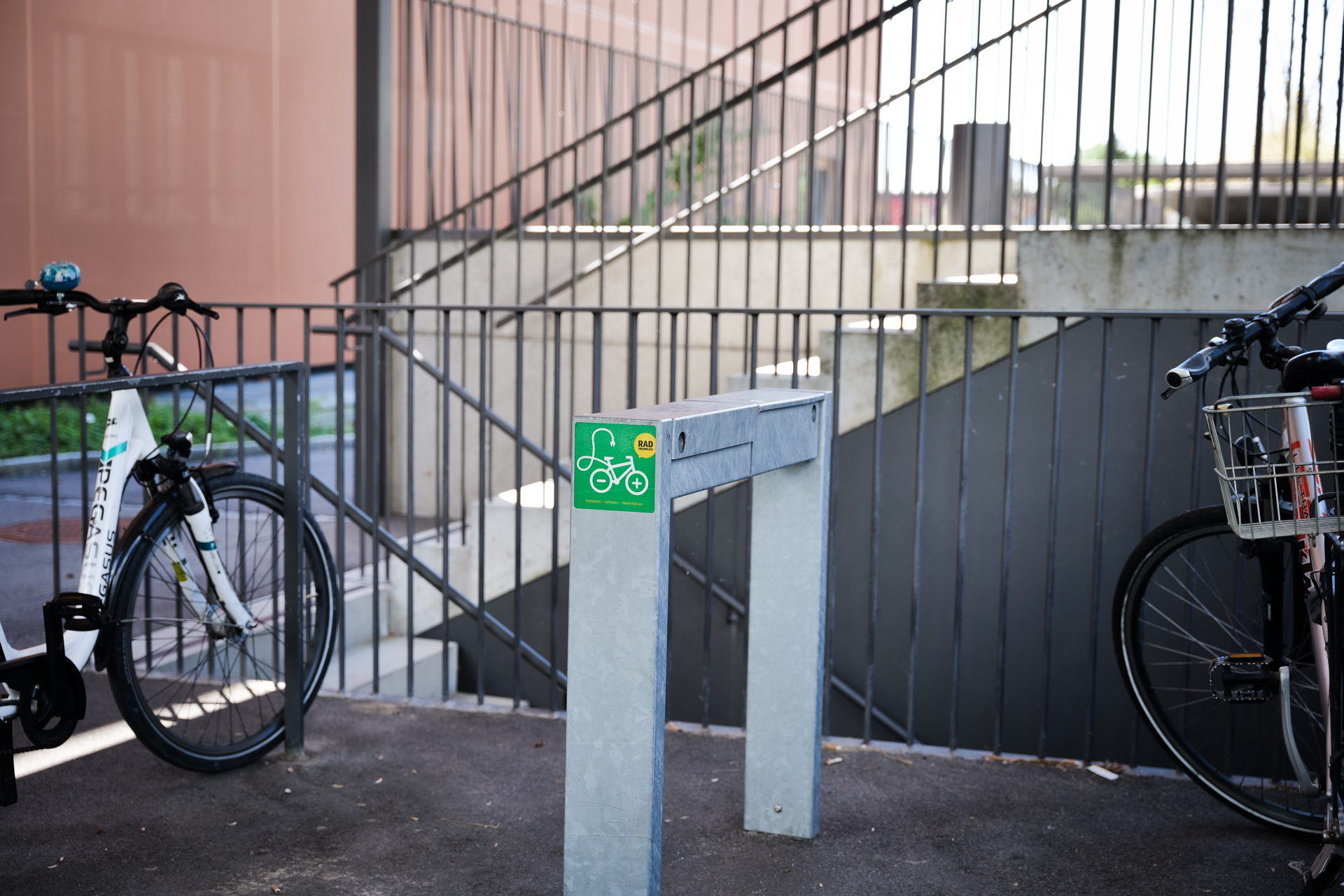 stromport.b1 verzinkt Fahrrad abstellen bei der Gemeinde Lochau, Vorarlberg