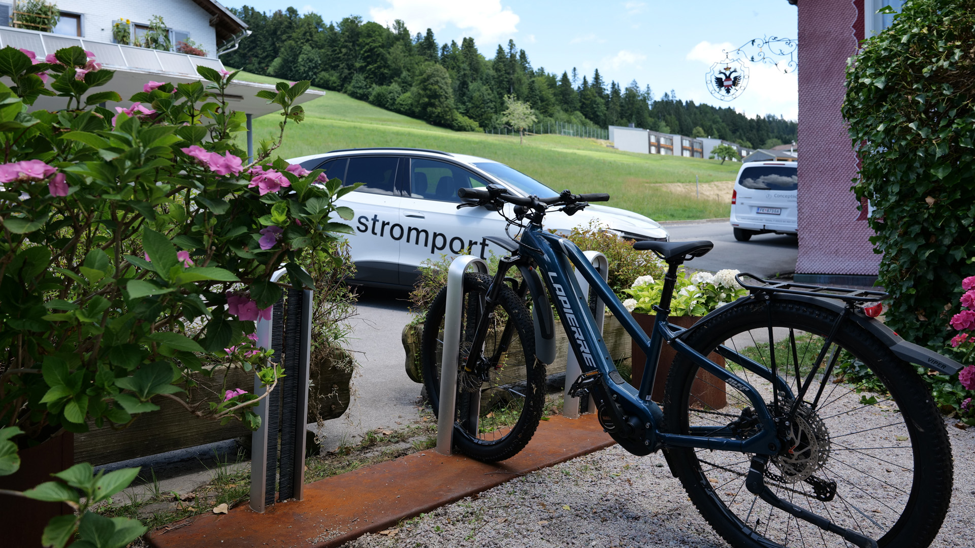 stromport slash Fahrradständer auf Kiesplatz beim Gasthof Adler in Doren
