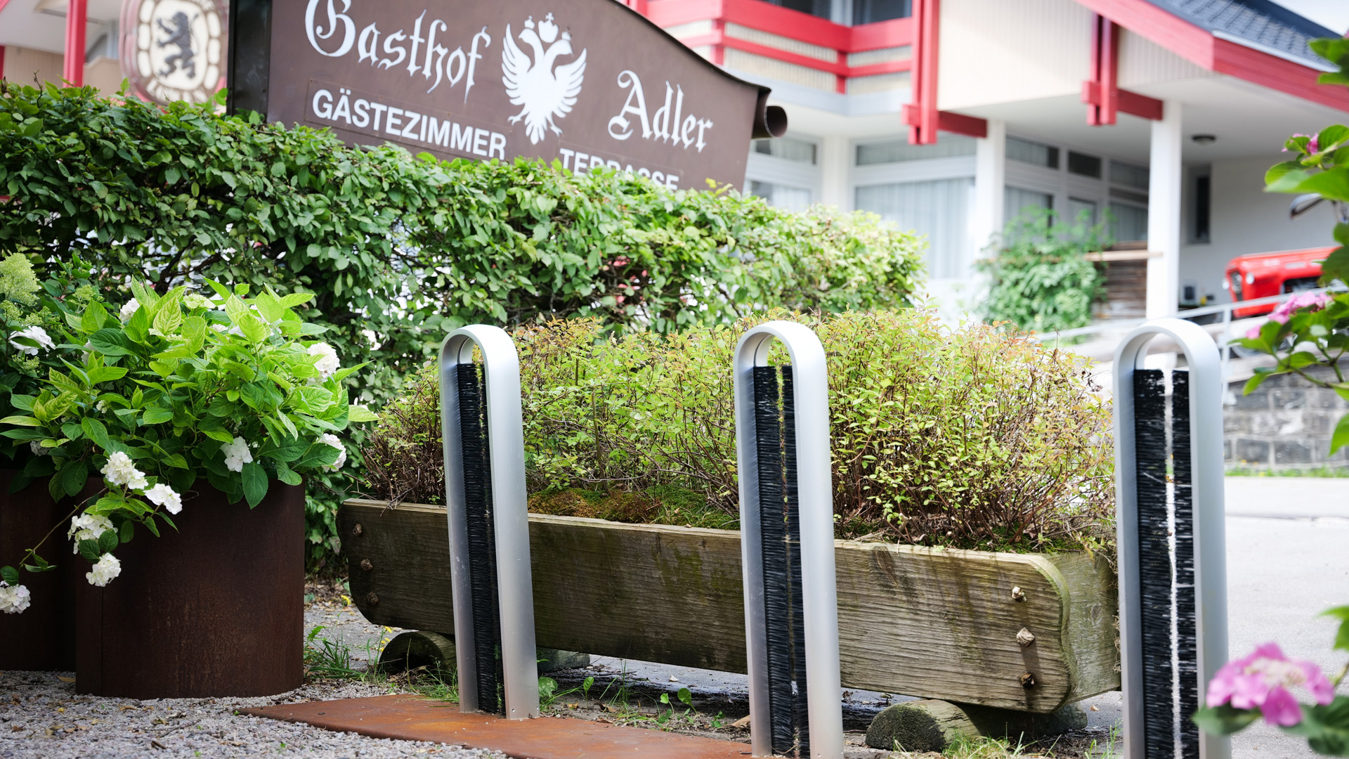 stromport slash mit Bürsten Fahrradabstellloesung